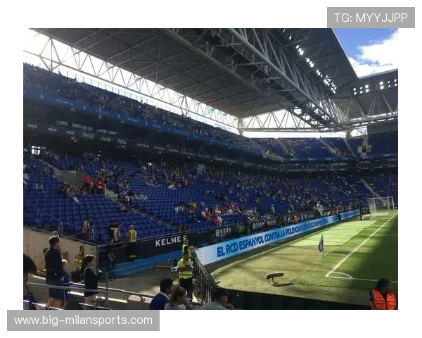 巴萨边线传中连连造成门前混乱：从边路艺术到商业机遇的全景解码